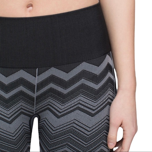 LULULEMON Ebb to Street Seamless Cropped 26" Leggings in black & grey Chevron - Picture 3 of 12